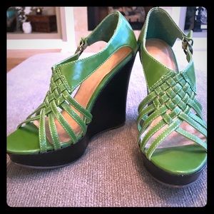 Shoe Dazzle Green wedge sandals